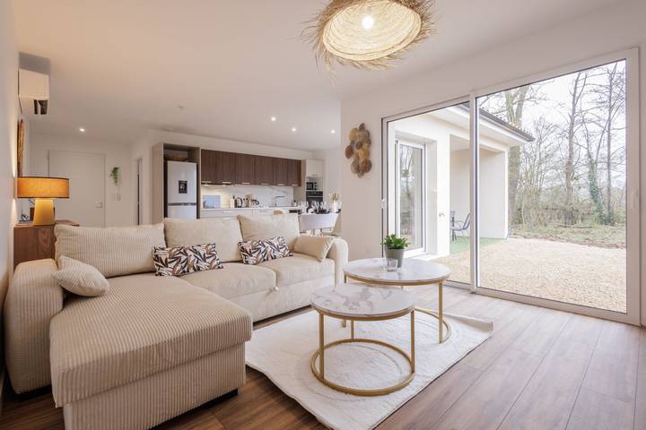 Gîte pour 6 personnes, avec Jacuzzi ainsi que Terrasse et Jardin dans l' Ain - 4
