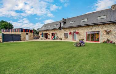 Gîte pour 10 personnes, avec piscine ainsi que terrasse et jardin à Bourbriac
