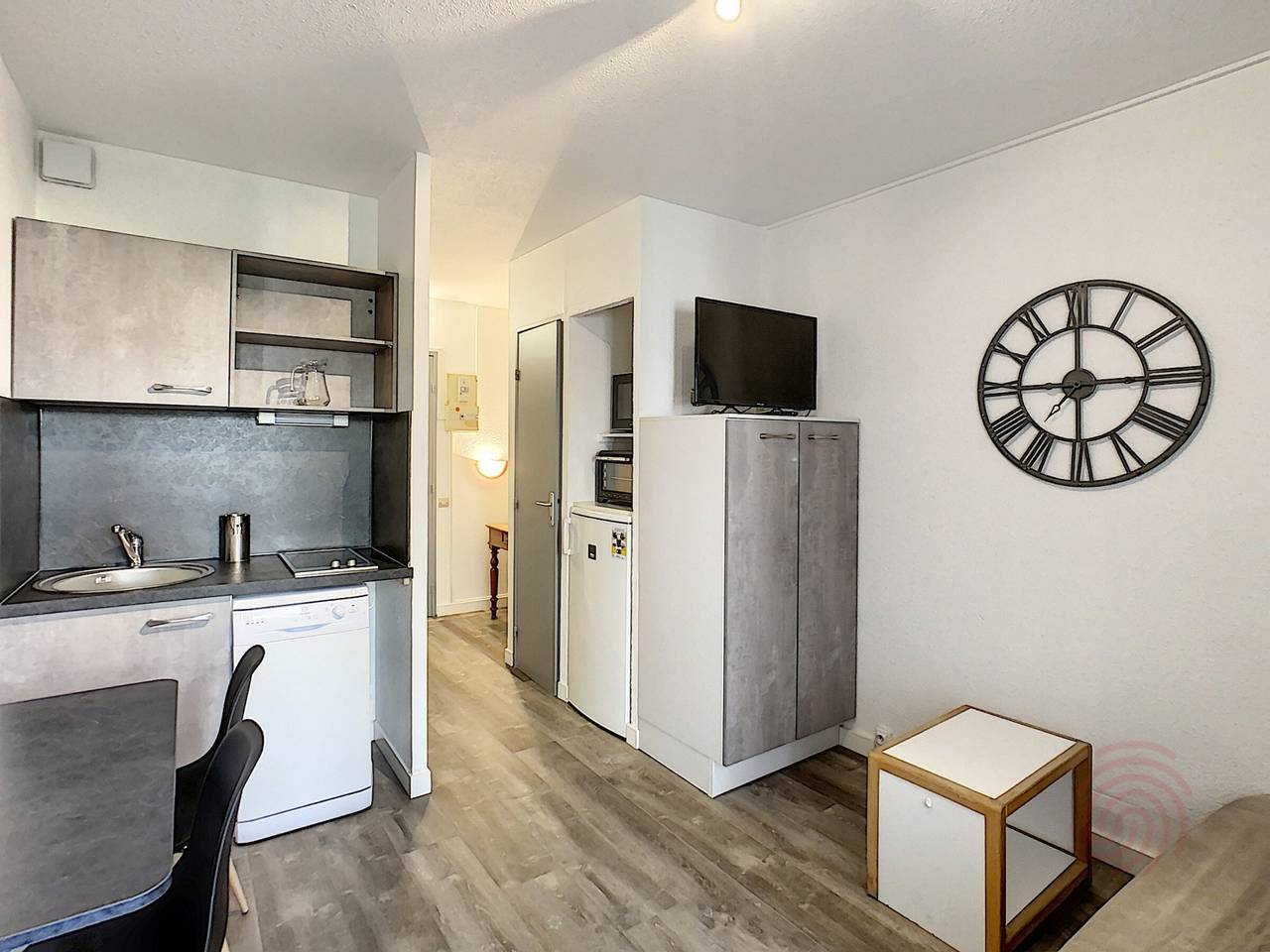 Appartement entier, Charmant F2 avec Balcons, Proche Thermes, Animaux Acceptés, Wifi, Ascenseur, Parking Gratuit in Lamalou-les-Bains, Région de Béziers