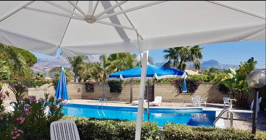 Location de vacances pour 4 personnes, avec piscine et jacuzzi ainsi que bassin pour enfant et jardin à Campofelice di Roccella - 2