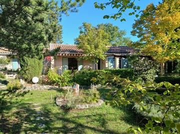 Gîte pour 6 personnes, avec jardin ainsi que terrasse et piscine, animaux acceptés à Lacoste