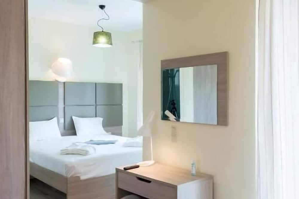 Dimitra, Villa mit Pool 250m zum Strand in Finikounda, Messenien