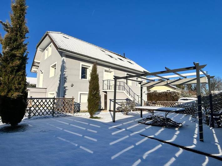 Appartement de vacances pour 8 personnes, avec vue ainsi que piscine et jardin, animaux acceptés