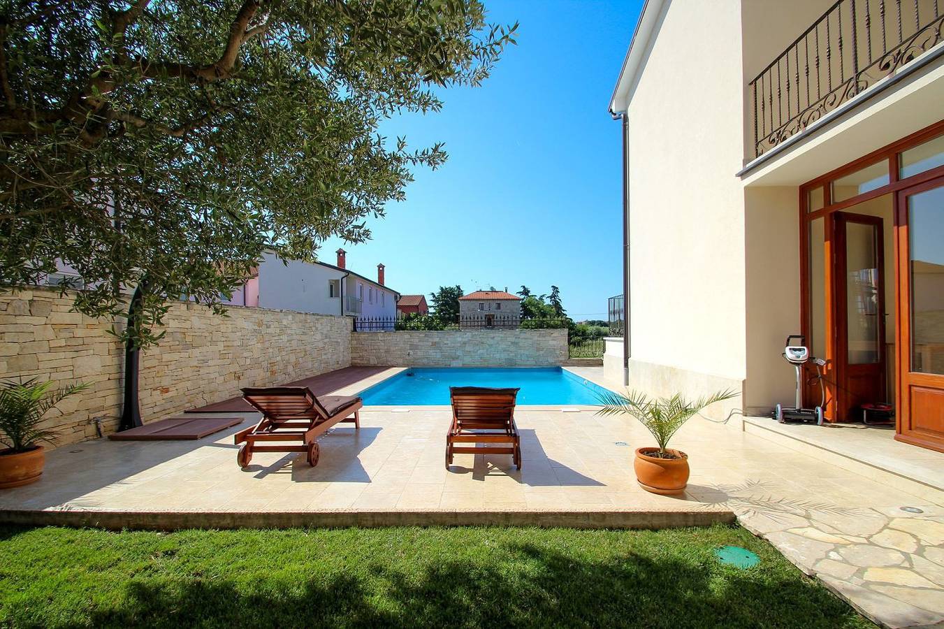 Ganze Wohnung, Malerisches Apartment mit Pool, privater Terrasse, Waschmaschine, Bbq, Liegen in Novigrad, Mareda