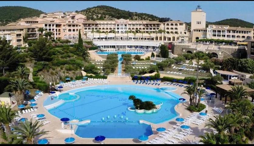 Gîte pour 5 personnes, avec terrasse et piscine ainsi que bassin pour enfant et vue dans Golf De Cap Esterel - 2