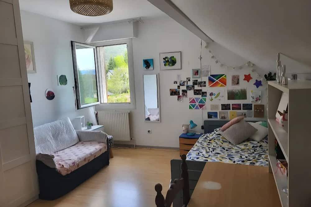 House between lakes and mountains with swimming pool in Saint-Alban-Leysse, Chambéry und Umgebung
