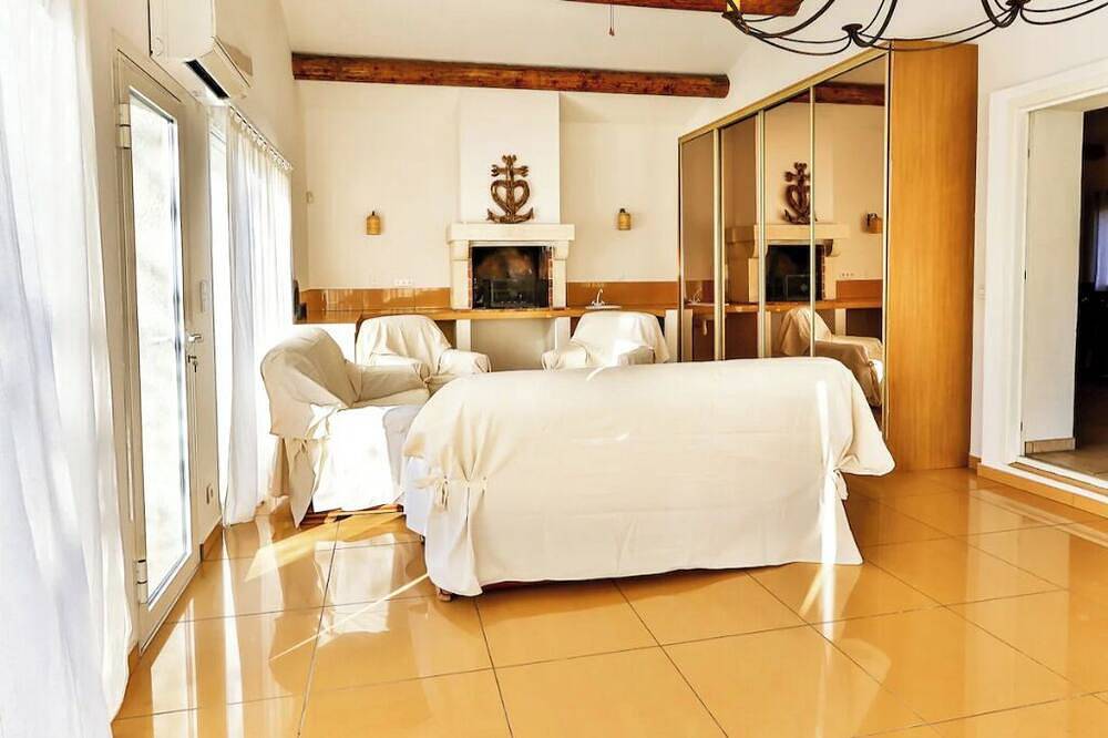 Launch Promo!  Detached house 12km from Avignon in a small village in Graveson, Region de Arles