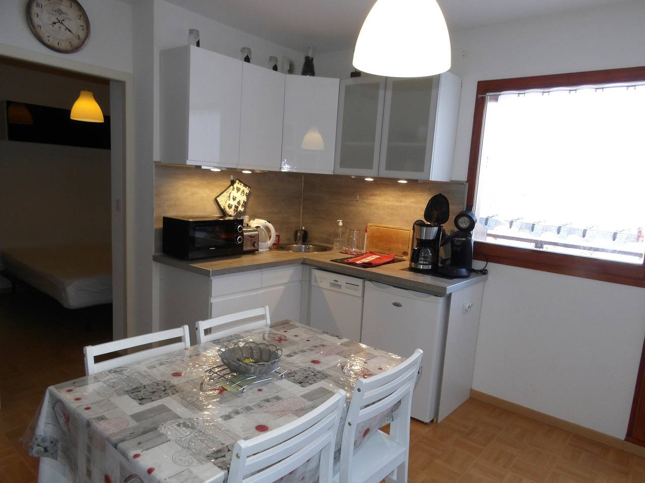 Ganzes Studio, Einzimmerapartment 'La Joue Du Loup' mit Bergblick, Gemeinschaftspool und Gemeinschaftsgarten in La Joue du Loup, Le Dévoluy