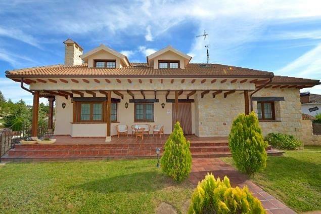 Location de vacances pour 16 personnes, avec vue ainsi que jardin et piscine, animaux acceptés à Las Navas del Marqués