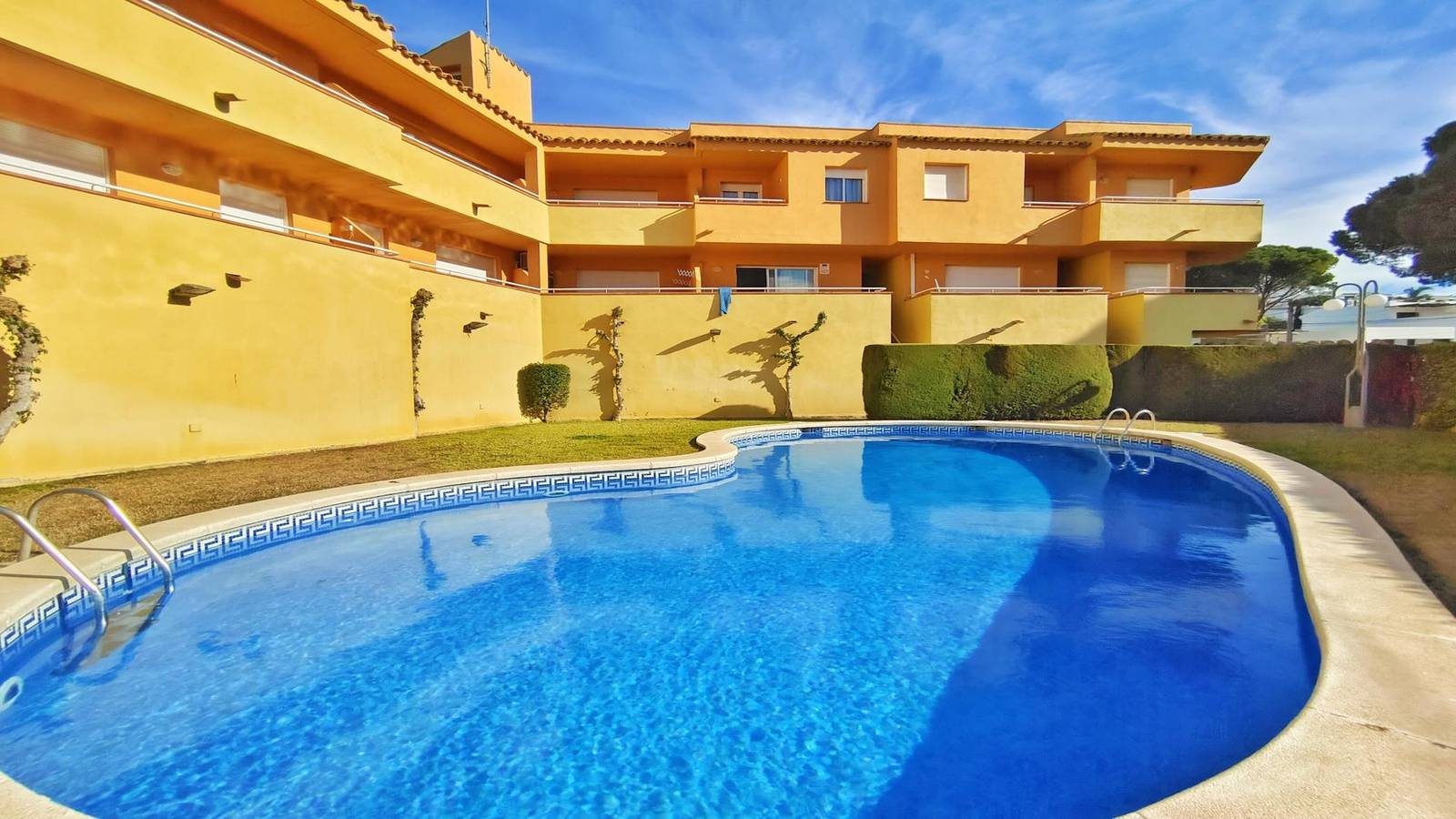 Entire holiday apartment, Duplex Mateua, a 100 meters from the Beach in Punta Montgo, l'Escala