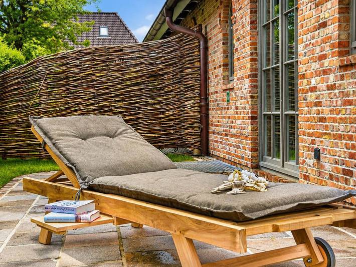 Haus Friesenkrone - Die „Friesenkrone“ ist kein Haus für perfekten Hochglanzurlaub. Sondern für echte Ferien mit Familie, Freunden, Kindern oder dem Wauwau, der endlich wieder stundenlang durch die Natur laufen darf. Genau so fühlt sich Sylt an, wenn man wirklich angekommen ist. in Nordfriesische Inseln (Schleswig-Holstein) (Schleswig-Holstein), Wenningstedt
