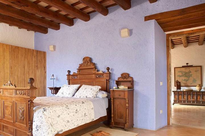 Location de vacances pour 14 personnes, avec terrasse ainsi que jardin et piscine à Navata - 4