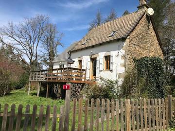 Gîte pour 6 personnes, avec balcon ainsi que piscine et jardin à Auriac