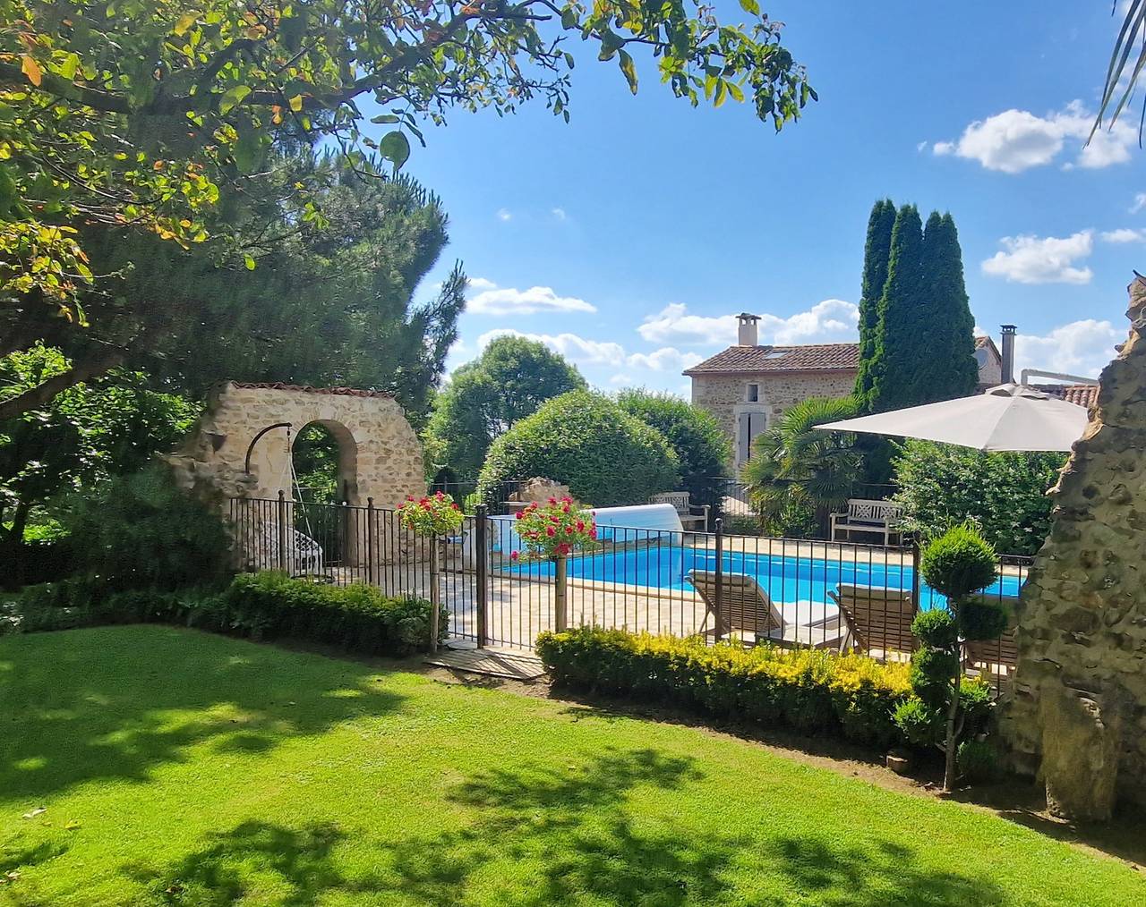 Ganze Wohnung, L'Écrin de la Rose – Ruhiges Refugium mit Pool, Natur und haustierfreundlicher Unterkunft. in Yvrac-et-Malleyrand, Charente