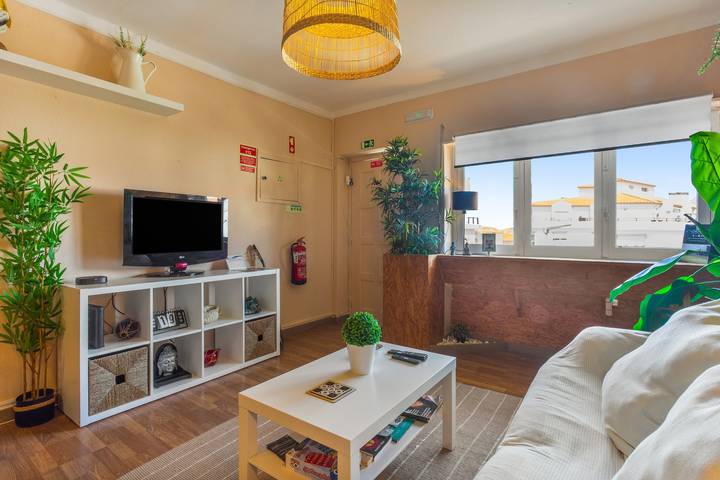 Apartamento entero, Apartamento '1 Min Beach Retreat Consolação' con vistas al mar, balcón y Wi-Fi in Consolação, Peniche