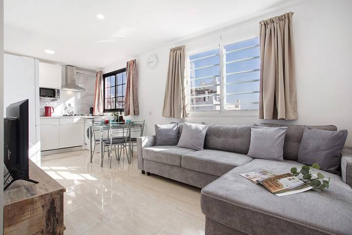 Holiday Home 'Casa Del Sol Rosa' with Sea Views, Wi-Fi and Air Conditioning in Corralejo, La Oliva