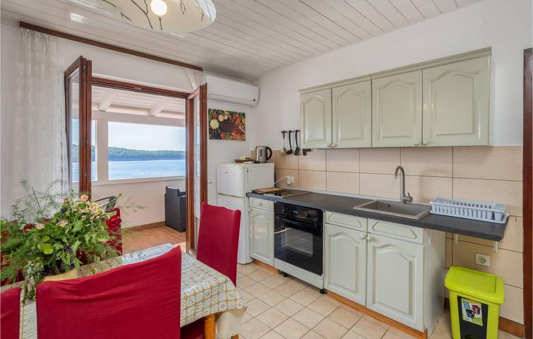 Ganze Ferienwohnung, Gemütliche Ferienwohnung mit WLAN und Terrasse, 800 m vom Strand entfernt in Kaštel (Barbat), Barbat na Rabu