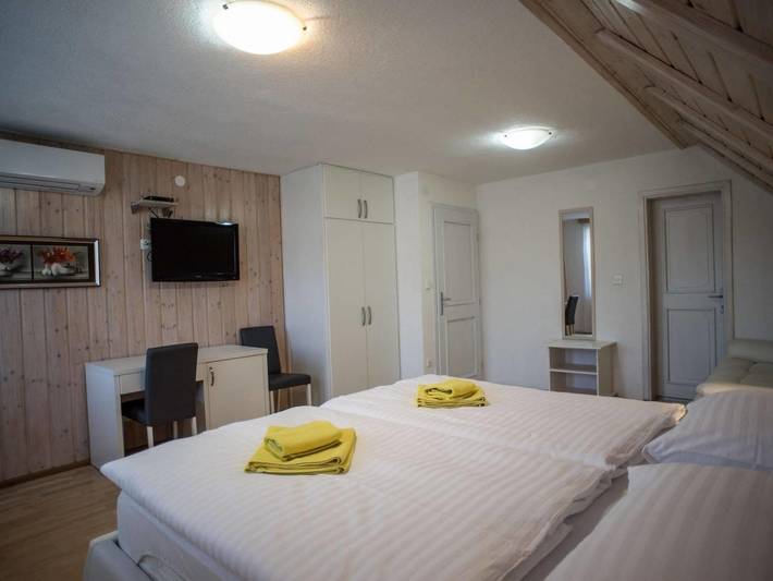Ganze Wohnung, Villa Lika Annex - Double Room 5 (small room) in Smoljanac, Plitvicer Seen