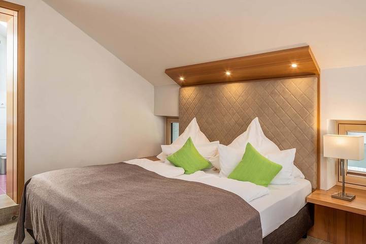 Ganze Wohnung, Loggia, 42 qm Dachgeschoss, Wohn-/Schlafraum kombiniert in Bad Endorf, Chiemsee