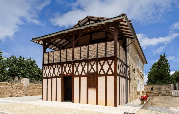 Location de vacances pour 7 personnes, avec terrasse ainsi que piscine et jardin dans Lonnes