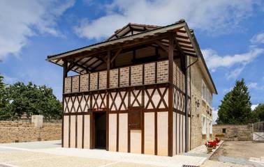 Location de vacances pour 7 personnes, avec piscine ainsi que jardin et terrasse dans Lonnes