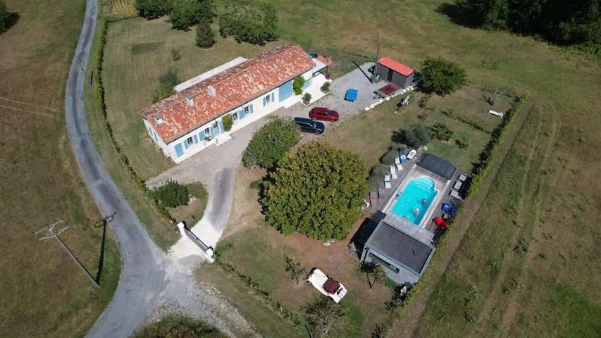 Gîte pour 10 personnes, avec piscine à Chillac