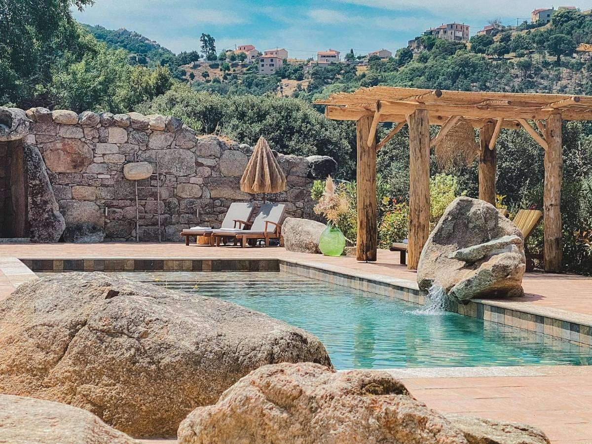 Appartement entier, Résidence de Luxe 4 étoiles à Pietralba, 4 logements piscine chauffée Balagne in Pietralba, Région de Calvi