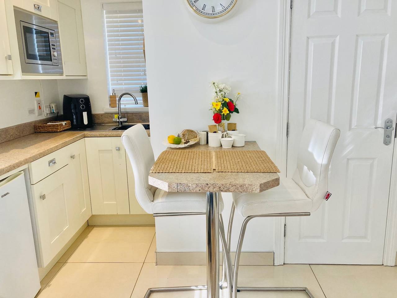 Entire studio, 1 Bed Flat - Sleeps 2 - Parking - Garden in County Londonderry
