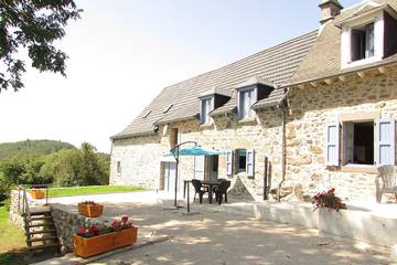 Gîte pour 4 personnes, avec jardin à Montboudif
