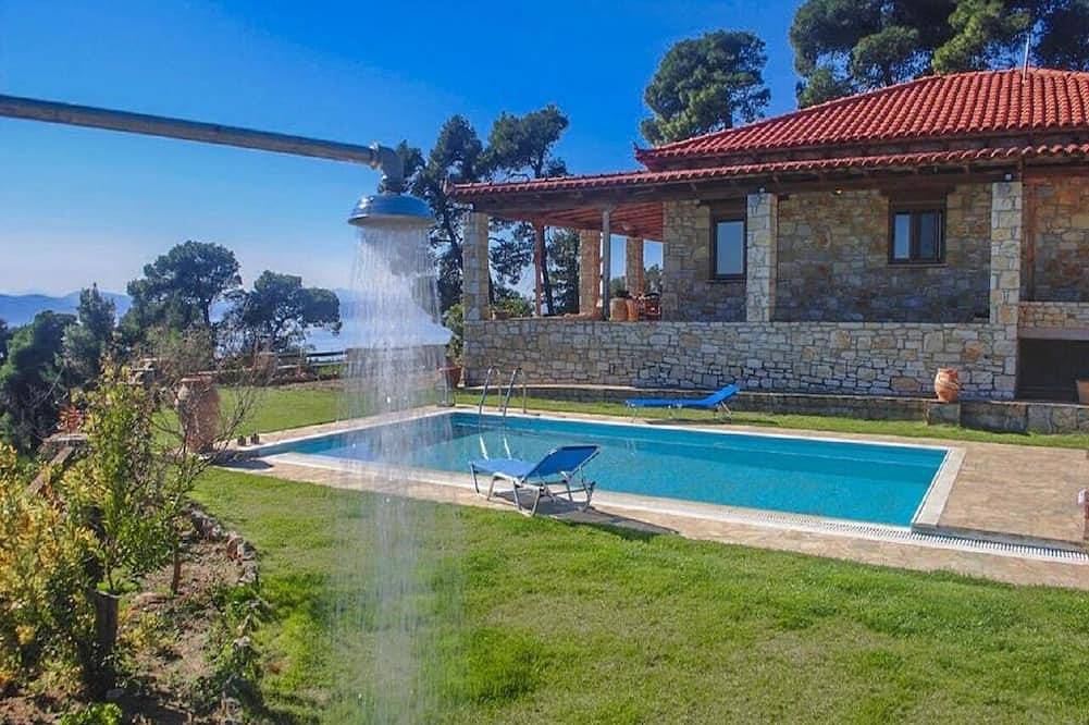 Leben Sie Ihr Märchen Mitten Im Wald Mit Einem Grossen Blick Auf Das Meer in Euböa