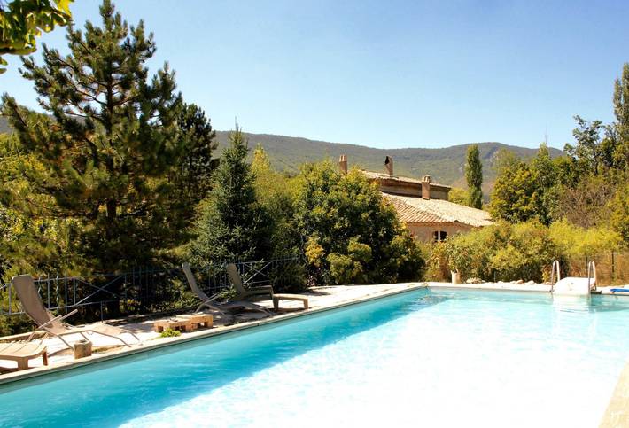 Gîte pour 15 personnes, avec terrasse ainsi que piscine et jardin
