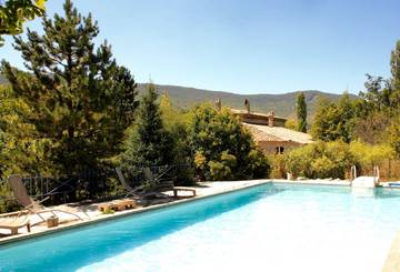 Gîte pour 15 personnes, avec piscine ainsi que jardin et terrasse dans Les Omergues