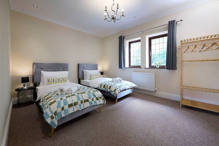 Spacious home 4 large families, contractors welcome in Staffordshire