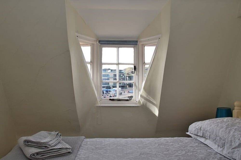 Entire apartment, Cosy character apartment overlooking historic harbour and beach in West Bay, West Dorset Heritage Coast