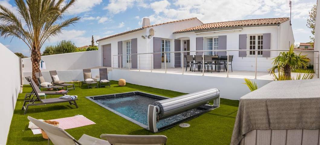 Location de vacances pour 4 personnes, avec Balcon et Terrasse ainsi que Piscine et Vue dans Plage de la Cible