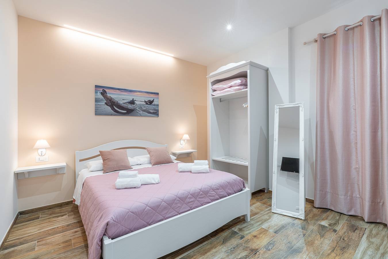 Camera 'Beb della Stazione - Rosa' con terrazza in comune, Wi-Fi e aria condizionata in Pachino, Siracusa e dintorni