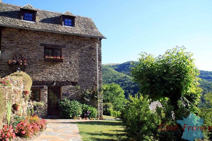 Location de vacances pour 4 personnes, avec jardin ainsi que piscine et vue à Vieillevie