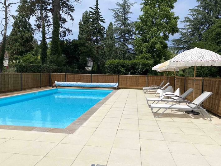 Gîte pour 5 personnes, avec terrasse ainsi que piscine et jardin