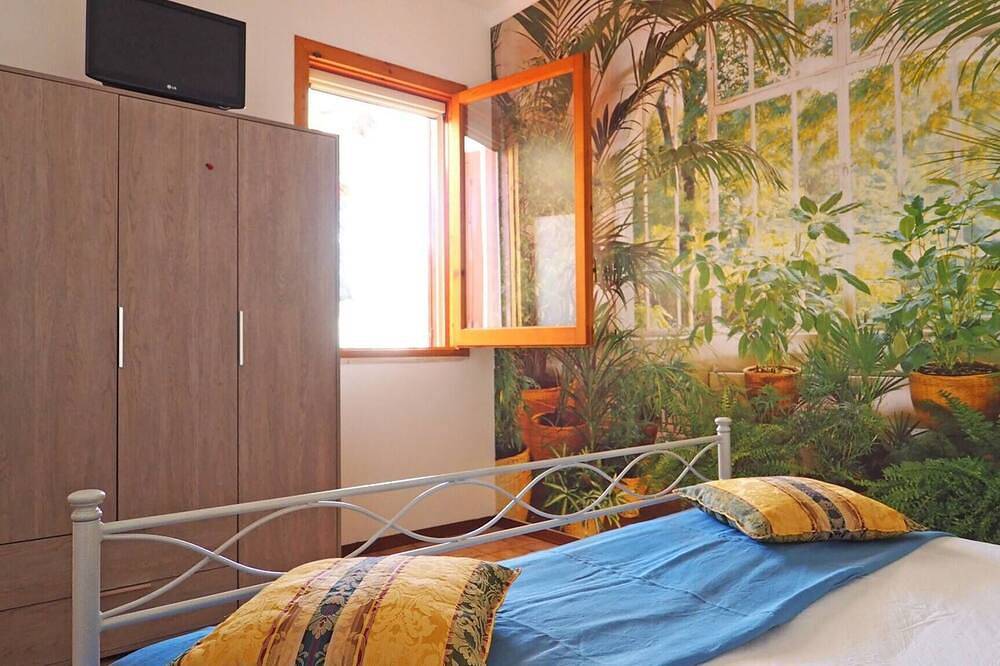 Entire apartment, Mimosa - House 5 places, 2 bedrooms, on the beach in Baia Verde, Gulf of Taranto