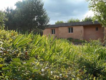 Gîte pour 4 personnes, avec piscine ainsi que terrasse et jardin dans la Sarthe