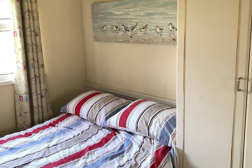 Well equipped chalet on quiet site with Club House and heated pool (in season). in Stalham, The Broads
