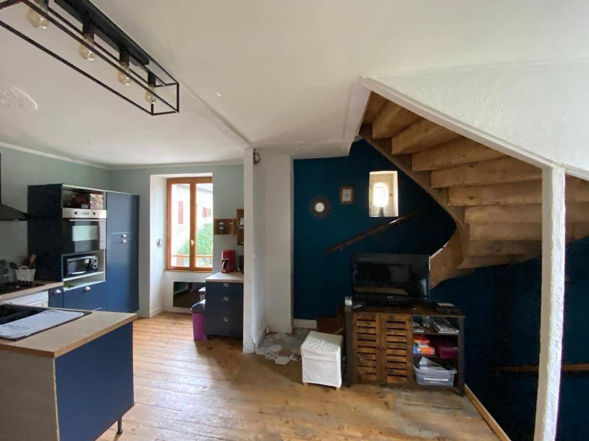 La maison à la porte bleue in Voutezac, Région de Brive-la-Gaillarde