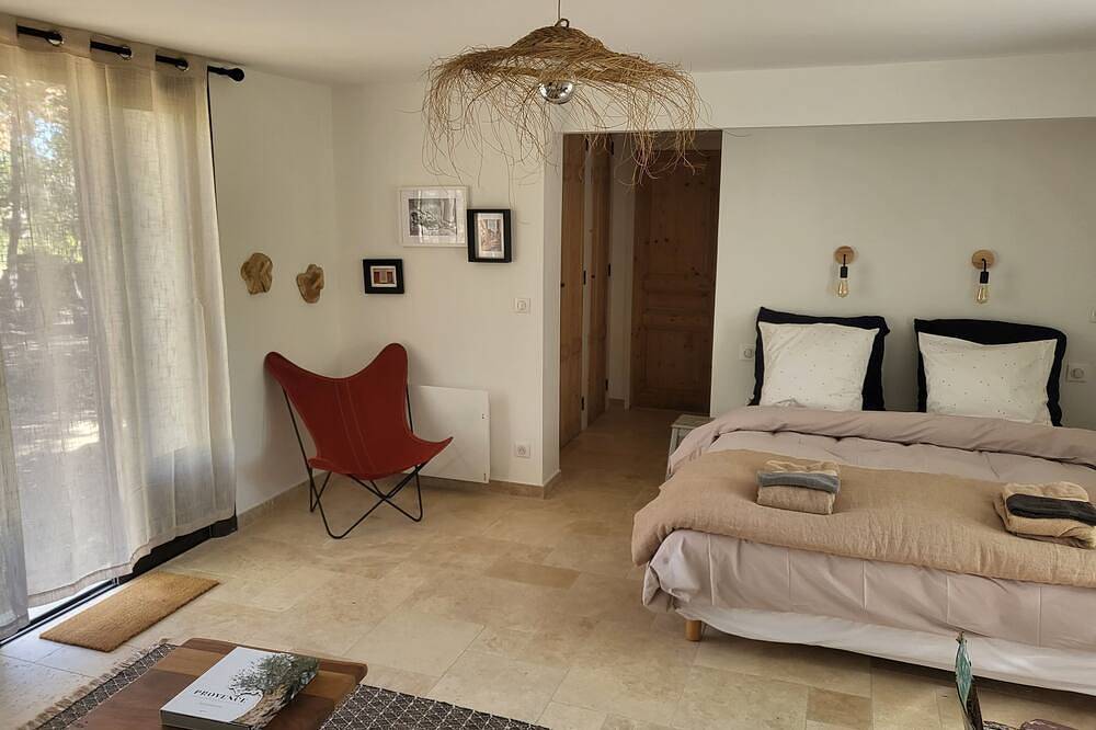 Chambre dans un cabanon privé, salle de bain, Wc, petite cuisine, piscine privée in Ménerbes, Parc naturel régional du Luberon
