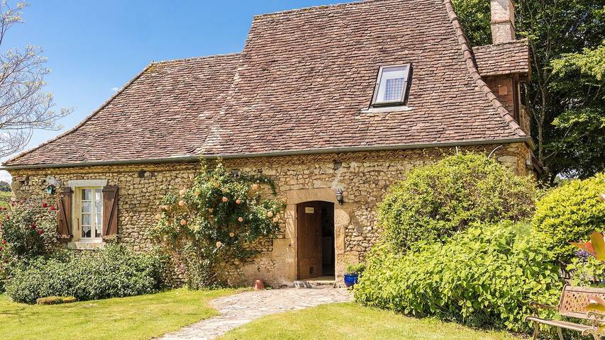 Ferme pour 20 personnes, avec jardin et piscine à Thenon
