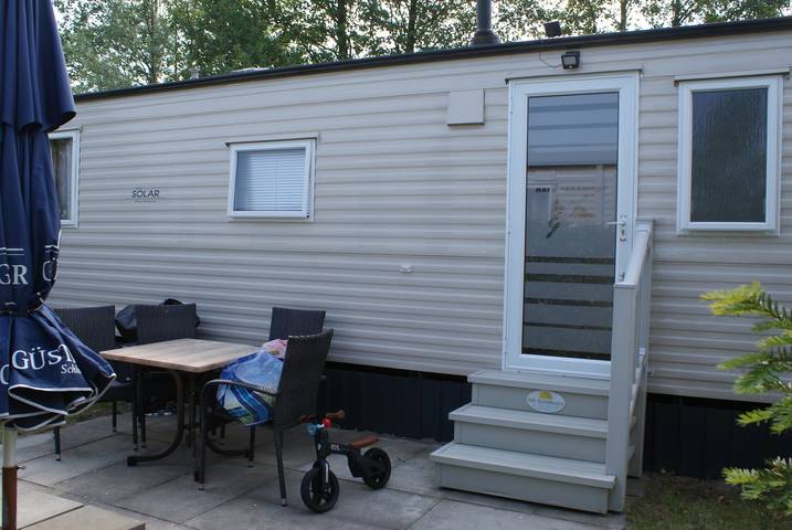 Wohnwagen für 4 Personen, mit Terrasse in Eggesin - 3