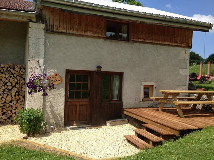 Gîte pour 4 personnes, avec Terrasse ainsi que Jardin et Sauna dans le Jura
