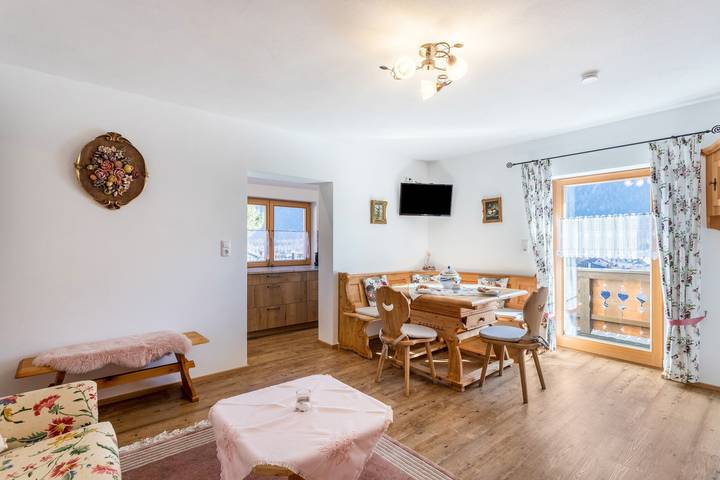 Entire apartment, Apartment 'Rosenquarz' Near the Ski Lift with Mountain View, Wi-Fi & Balcony in Mittenwald, Bavarian Alps