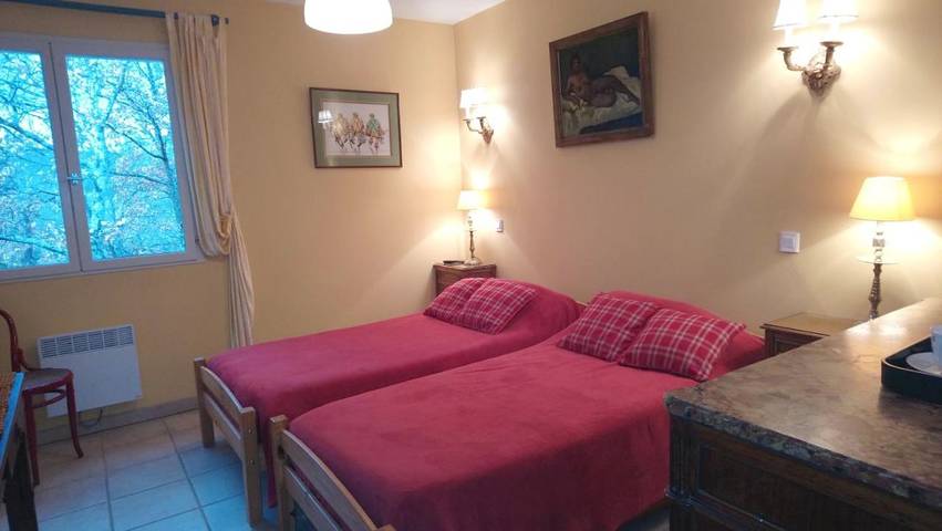 Location de vacances pour 4 personnes, avec piscine et jardin à Ailhon - 2