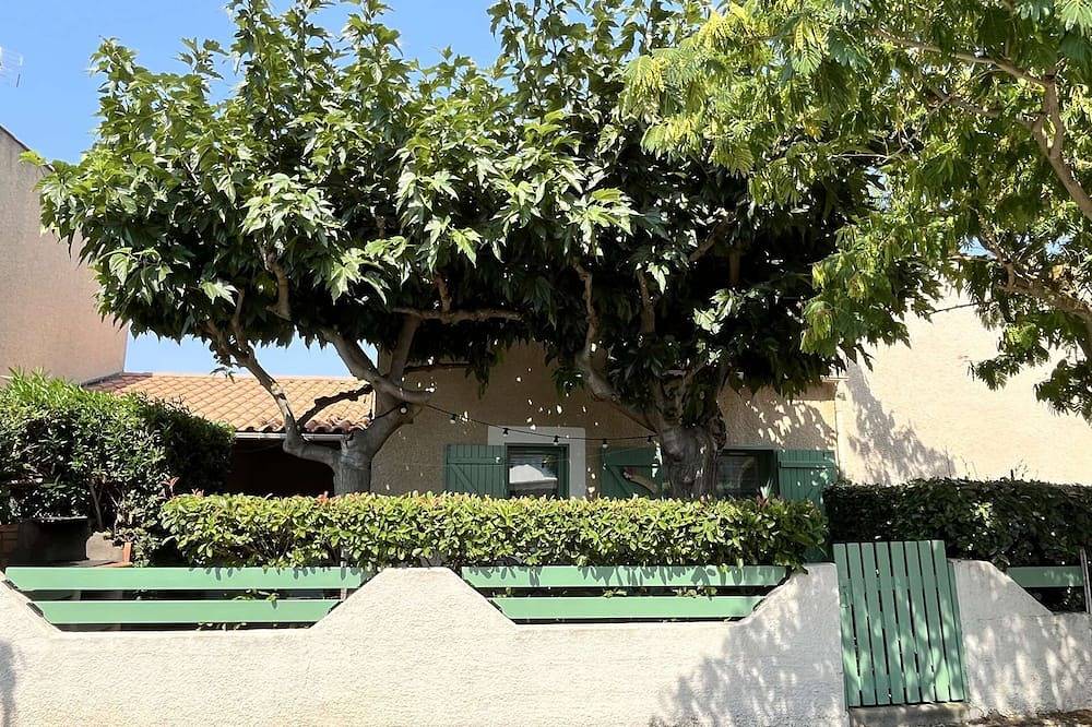 Villa with 2 bedrooms, for 4  people, located in a secured residence, near shops, at only 350m... in Portiragnes Plage, Portiragnes
