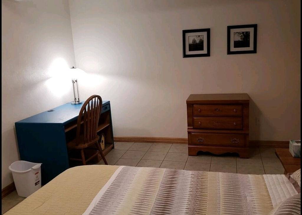 Gästesuite: Privates Schlafzimmer, Badezimmer, Wohnzimmer in Suamico, Brown County (WI)